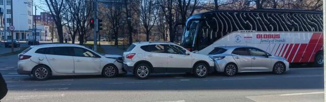 Tallinnas Gonsiori tänaval juhtus nelja auto ahelavarii