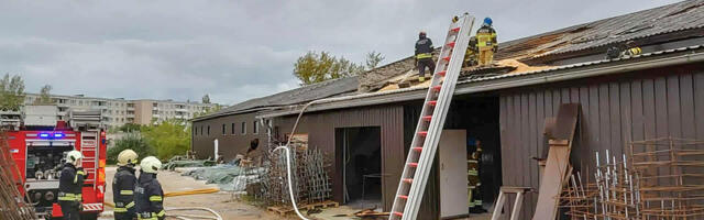 PILDID: Võrus põles tööstushoone