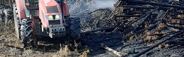 Valga vallas läks põlema oksahunnik