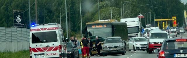FOTOD | Tartu külje all põrkas buss kokku sõiduautoga
