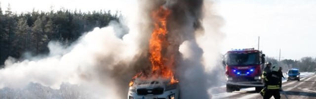 FOTOD | Kuressaare ringteel süttis sõiduauto ja põles maha