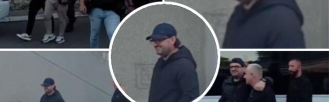 DUŠKO ŠARIĆ POSLE DUŽEG VREMENA U JAVNOSTI! Snimljen u Beogradu - POGLEDAJTE KAKO SADA IZGLEDA! (VIDEO)