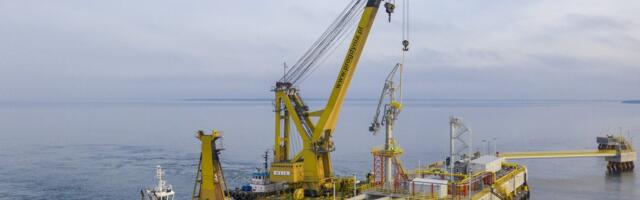 FOTOD | Kurikuulus maagaasi laadimiskäpp sai Pakrineeme sadamas paika