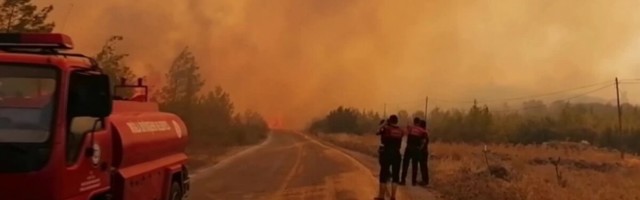 FOTOD JA VIDEO | Eestlaste lemmikpuhkekohta laastavad ajaloo rängimad metsatulekahjud