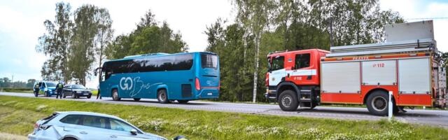 FOTOD | Viljandimaal põrkasid kokku reisibuss ja sõiduauto, üks inimene sai viga
