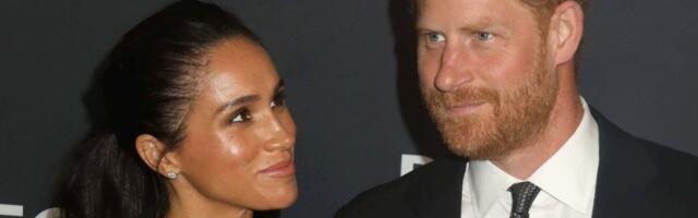 KLIPP | Kelmikas prints! Harry krabas Meghan Markle’i tagumikku New Yorgis toimunud galal