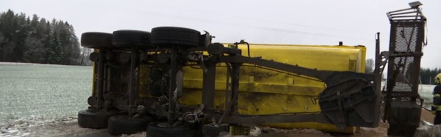 Reporter: Lumelobjane tee viis Lõuna-Eestis veokid kraavi