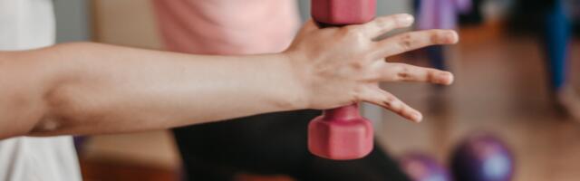 Kõige paremad harjutused, mis aitavad käsivarte lõtvumise vastu peale 50. eluaastaid (või varem)