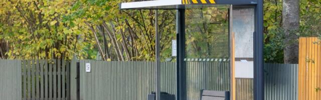 Häda Kadaka puiesteel_ linnaliinibussid sõidavad oma küljepeegleid vastu ootepaviljone katki