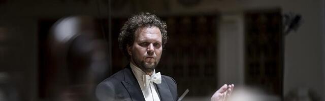 Dirigent Tomáš Brauner astub homme kontserdimaja lavale