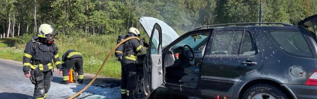 FOTOD ⟩ Paides süttis auto põlema