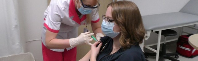 Reporter: Eestis sai esimesena vaktsiinisüsti Ida-Viru Keskhaigla arst-resident Jelena Rozinko!