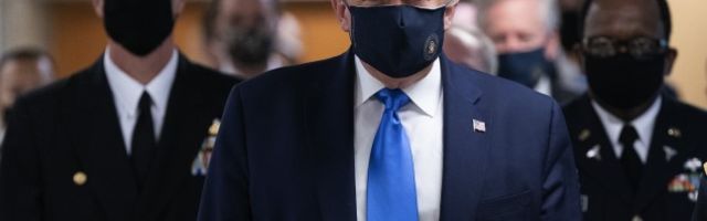 USA president Donald Trump kandis esimest korda avalikult kaitsemaski