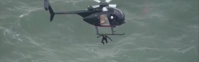 Reporter: Hulljulge mees hüppas helikopterilt vette