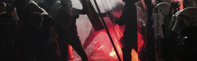 VIDEO Policajci se "gušili" u suzavcu koji su sami bacili na građane