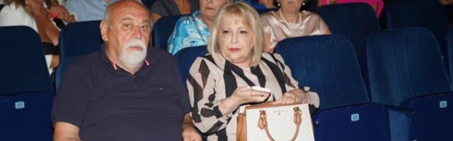 SVAKOG DANA JU JE IZNOVA OSVAJAO VANVREMENSKIM POTEZIMA! Ove detalje braka Slavice Đukić Dejanović i njenog supruga Ranka niko nije znao! (FOTO)