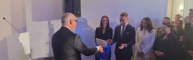 Alar Karis kinkis Alexander Stubbile sinise ämbri