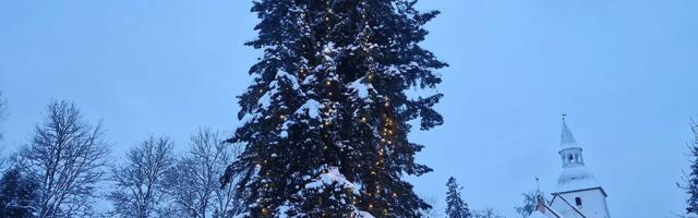 Jõu­lu­tu­led Kuu­sa­lu val­la ale­vi­kes