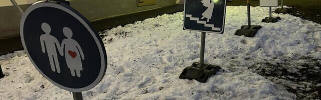 Rakverre paigaldati jõuluteemalised liiklusmärgid