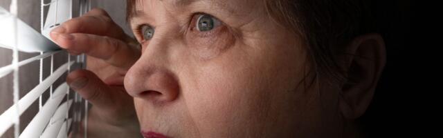 ERILINE HUVI ⟩ Naisõpetaja luuras pimedas 15-aastase poisi kodu akende taga