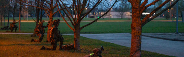 Kaitseväe Akadeemia kadetid harjutavad õppusel Kõue Turm jalaväekompanii koosseisus lahingutegevust