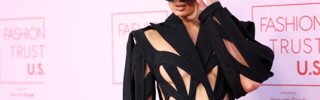 FOTOD | Itaalia tüll, prantsuse pits, siidsatiin ja pärlid. Paris Hilton on provokatiivse pesubrändi reklaamnägu