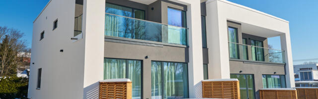 Pildid: Tartus viltu vajunud maja asemele ehitatud korterelamu sai valmis