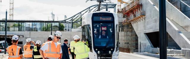 Lennujaama trammi proovisõidul tekitasid muret peatuse äärekivid. Ehitaja teeb need enne augustit korda