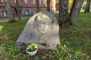 Haruldaselt stiilne hallist graniidist monument