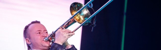 VIDEO | Svjata Vatra Ruslan äratas naabrid hommikul tromboonil hümni mängimisega