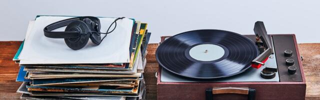 Retro vinüülplaadimängija – kingiidee muusikasõbrale