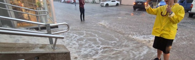 Reporter: Tartus ujutas paduvihm tänavad üle