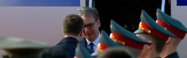 CRVENI TEPIH I POČASNA GARDA ZA VUČIĆA! Ruska televizija uživo prenosila doček srpskog predsednika na aerodromu u Moskvi (VIDEO)