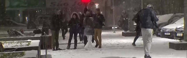 Reporter: Vahi värki! Juulikuus lumi tõesti maas ja rahvas teeb lausa lumememmesid