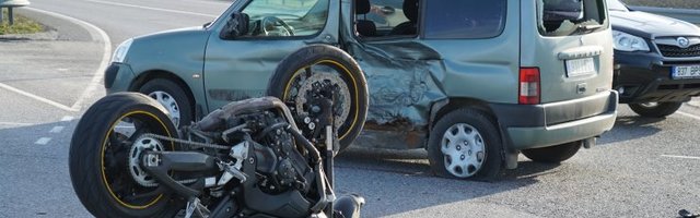 FOTOD | Järvamaal põrkasid kokku mootorratas ja väikekaubik