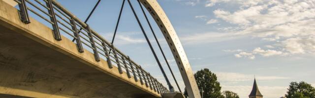 Tartu Vabadussilla kaare pesemine kitsendab sillal liiklemist
