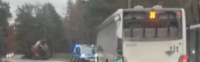 Tallinnas sõitis veoauto otsa liinibussile, reisija sai viga