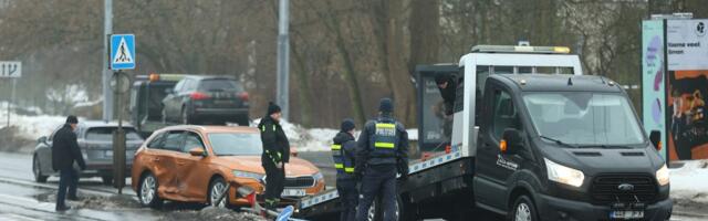 FOTOD | Tallinnas Sõpruse puiesteel põrkasid kokku kolm autot, kaks inimest viidi raskes seisus haiglasse