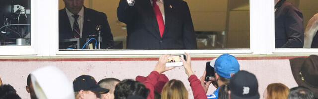 VIDEOD | Kommentaatoriboksi roninud Trump vilistati NFL-i mängul välja