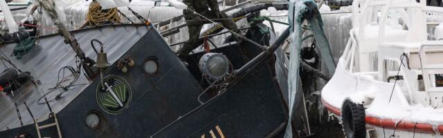 FOTOD | Õppelaev Juku tõsteti merepõhjast pinnale, tööd raskendab karm ilm