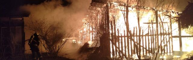 PILDID ⟩ Osulas põles maha kõrvalhoone, süttinud elumajas olnud naine pääses