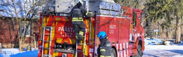 Pärnus hukkus eluhoone tulekahjus inimene, kustutustööde käigus sai üks päästja viga