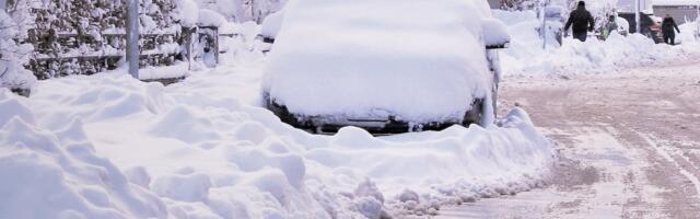 Lumi mattis pealinna tänavad, homme võib ühistransport hilineda