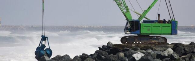 SNAŽNA BURA NAPRAVILA HAOS NA OBALI: Nesvakidašnji prizor u centru naselja šokirao meštane! Intervenisala dizalica, a razlog će vas ostaviti bez teksta!