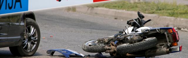 TINEJDŽER TEŠKO POVREĐEN! Stravičan sudar motora i automobila u Beogradu!