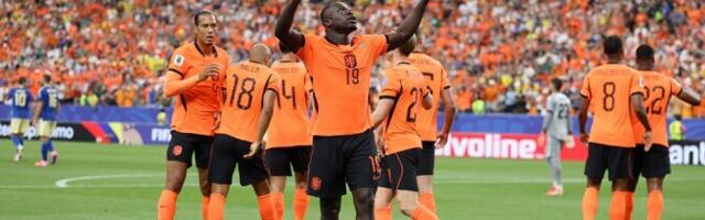 VAATA OTSE | Kaotusseisus Rootsi näitas avapoolaja lõpus Hollandile hambaid