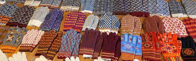 Tekstiilikunstnik Anu Raud kingib erilisi kindaid