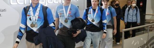 FOTOD | MM-medali võitnud noored laskesuusatajad võeti lennujaamas pidulikult vastu  