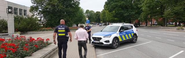 FOTOD ⟩ Ukraina lipu peal trampinud mehele kutsuti politsei