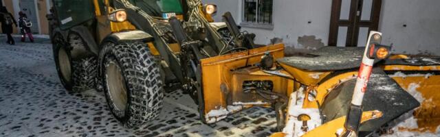 Kestva ja tiheda lumesaju tingimustes töötab lumekoristustehnika täistuuridel